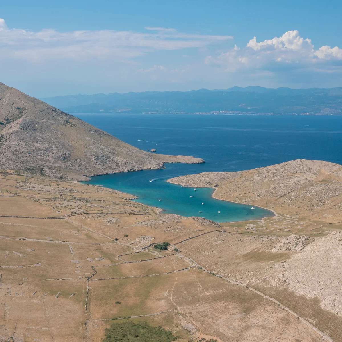 Krševiti pejzaž i skrivena morska uvala na otoku Krku