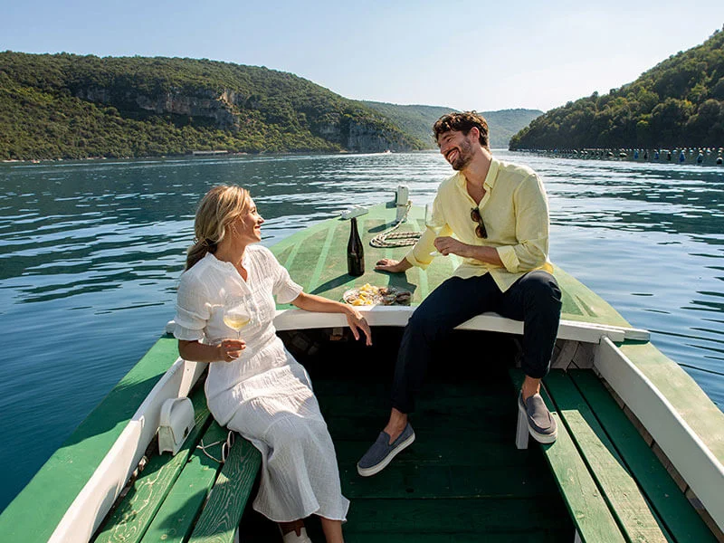 Par uživa tijekom vožnje brodom kroz Limski kanal