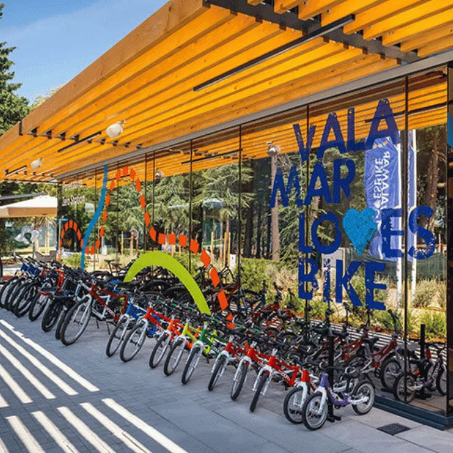 Das Valamar Loves Bike Radcenter mit einem breiten Angebot and Rädern für Erwachsene und Kinder.