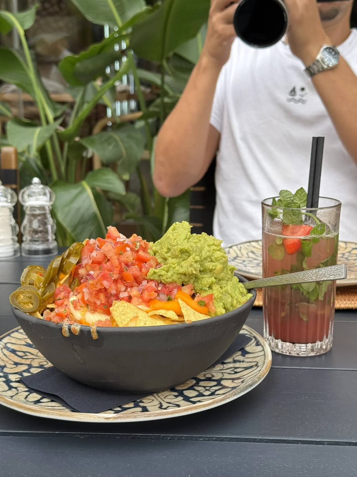 Colourful lunch bowl and refreshing drink served at Purobeach Poreč.
